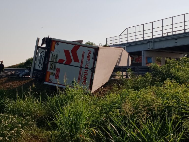 INCIDENTE IN A4: TIR FUORISTRADA E TRATTA VILLESSE PALMANOVA CHIUSA. IL VIDEO SERVIZIO