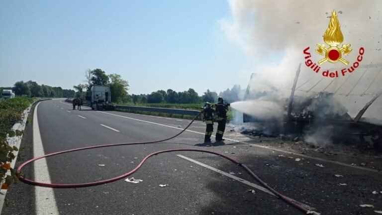 CAMION A FUOCO IN A28