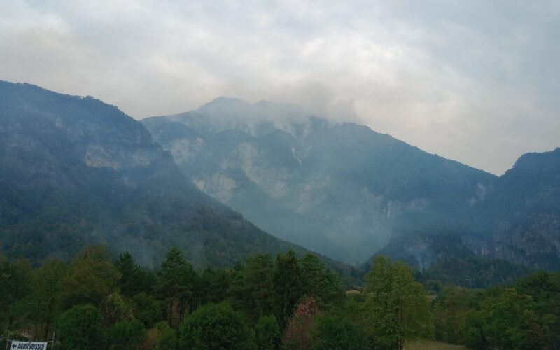 INCENDIO MONTE AMARIANA: ELICOTTERI IN AZIONE. VIDEO