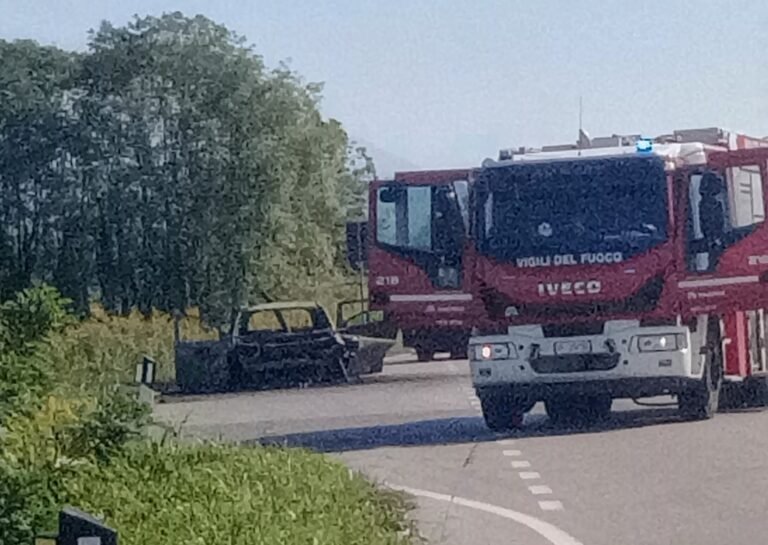 MANZANO: AUTO A FUOCO LUNGO LA COMPLANARE, ILLESO IL CONDUCENTE