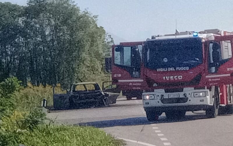 MANZANO: AUTO A FUOCO LUNGO LA COMPLANARE, ILLESO IL CONDUCENTE